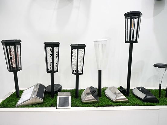 Solar lawn lamp